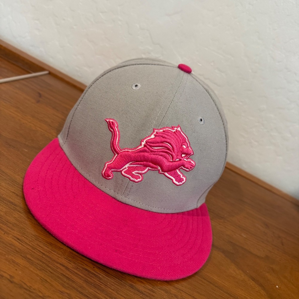 New Era Detroit Lions NFL 7 3/8 Grey Pink Excellent Crucial Catch Fitted Hat